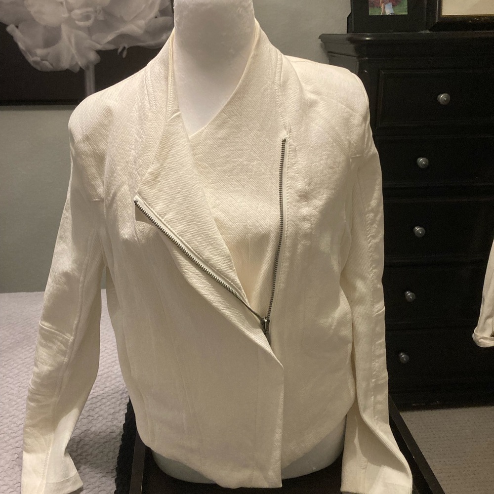 Gorgeous BLANKNYC  Cotton/linnen jacket!
Thick blend. You can  wear it all year!